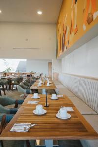 une salle à manger avec des tables et des chaises en bois dans l'établissement Gran Hotel Concordia, à Irapuato