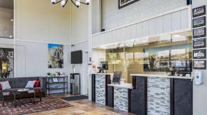 a lobby with a bar with a couch and a table at Best Western Plus Sonora Oaks Hotel and Conference Center in Sonora