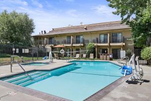 a large swimming pool in front of a building at Best Western Plus Sonora Oaks Hotel and Conference Center in Sonora