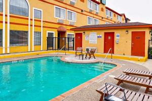 een zwembad voor een gebouw bij Quality Suites in San Antonio