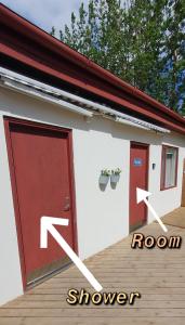 ヴァーマリッドにあるLækjarbakki 11の赤い扉付きの家、部屋と屋根