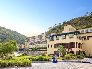 dos personas parados frente a un edificio en Radisson Blu Resort Kumbhalgarh, en Kumbhalgarh