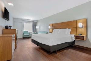 una habitación de hotel con una cama grande y una silla en Chateau Beachfront Resort - BW Signature Collection, en Panama City Beach