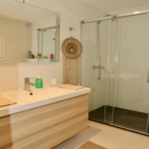 een badkamer met een wastafel en een douche bij Felmin in Portals Nous