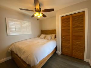 1 dormitorio con 1 cama y ventilador de techo en Entire waterfront cottage in carrying place en Carrying Place