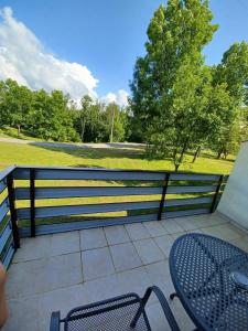 un patio con mesa y sillas en una valla en Bed & Breakfast Helena, en Grabovac