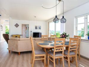 un soggiorno con tavolo e divano di Holiday home Nordborg XXVI a Nordborg