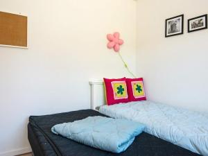 una camera con due letti e un palloncino sul muro di Holiday home Nordborg XXVI a Nordborg