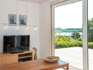 sala de estar con TV y puerta corredera de cristal en Holiday home Nordborg XXVI, en Nordborg