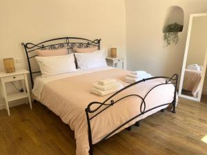 una camera da letto con un letto con asciugamani sopra di Da I Ciarui casa vacanze a Dolceacqua