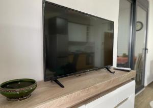 Μια τηλεόραση ή/και κέντρο ψυχαγωγίας στο Apartment SuSe