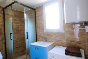 a bathroom with a toilet and a sink and a shower at Résidence de Rose, Bas, La Courneuve in La Courneuve