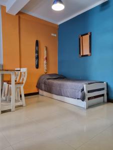 1 dormitorio con 1 cama, 1 mesa y 1 silla en Rincón Salteño en Salta