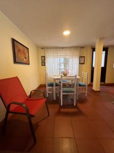ein Esszimmer mit einem Tisch und Stühlen in der Unterkunft casa amplia y económica in Villa de Leyva