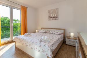 Postel nebo postele na pokoji v ubytování NAVIS Sea View Apartment with pool