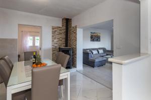 Posedenie v ubytovaní NAVIS Sea View Apartment with pool