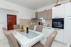 Kuchyň nebo kuchyňský kout v ubytování NAVIS Sea View Apartment with pool
