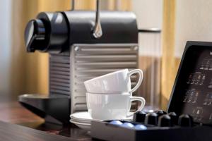 Příslušenství pro přípravu čaje a kávy v ubytování Four Points by Sheraton Munich Arabellapark
