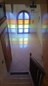 阿加迪爾的住宿－Le surf cap ghir，走廊上设有彩虹彩绘玻璃窗的楼梯