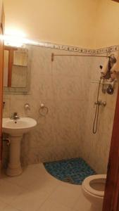 阿加迪爾的住宿－Le surf cap ghir，带淋浴、盥洗盆和卫生间的浴室