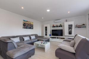 Posedenie v ubytovaní NAVIS Sea View Apartment with pool