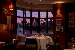 Restaurace v ubytování Sunset Tower Hotel