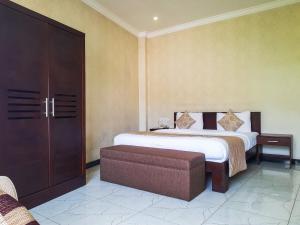 Habitación de hotel con cama y taburete en Galaxy City Hotel en Kandy