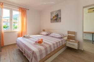 Postel nebo postele na pokoji v ubytování NAVIS Sea View Apartment with pool