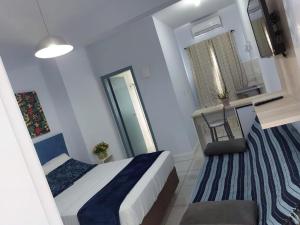 - une petite chambre avec un lit et un miroir dans l'établissement Hotel e Pousada Magic, à Penha