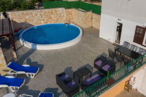 Bazén v ubytování NAVIS Sea View Apartment with pool nebo v jeho okolí