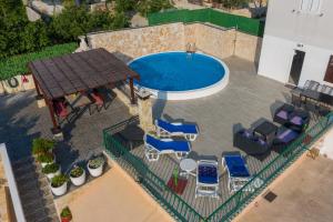 Bazén v ubytování NAVIS Sea View Apartment with pool nebo v jeho okolí