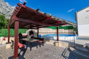 Bazén v ubytovaní NAVIS Sea View Apartment with pool alebo v jeho blízkosti