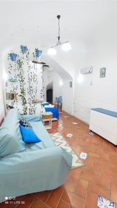 ein Wohnzimmer mit einem Bett und einer Wand mit Pflanzen in der Unterkunft Loft Monteoliveto by NapulitanDream in Neapel