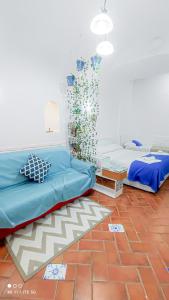 ein Wohnzimmer mit 2 Betten und Ziegelboden in der Unterkunft Loft Monteoliveto by NapulitanDream in Neapel