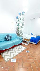 ein Wohnzimmer mit einem Sofa und einer Pflanze in der Unterkunft Loft Monteoliveto by NapulitanDream in Neapel