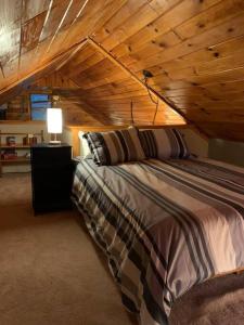 - une chambre avec un lit et un plafond en bois dans l'établissement Country Cottage, à Penn Yan