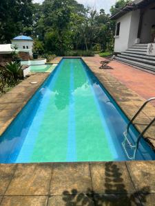 una piscina con acqua blu e verde di Casa vacacional en escuintla a Guatemala