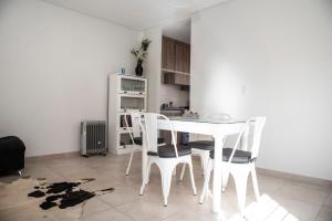 cocina con mesa blanca y sillas en my place in MDZ en Godoy Cruz