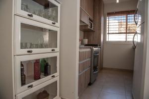 una cocina con un armario blanco con puertas de cristal en my place in MDZ en Godoy Cruz