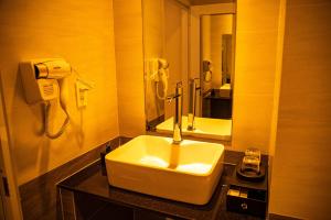 Cao Lãnh的住宿－普科酒店，一间带水槽的浴室和墙上的一部电话
