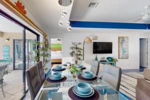 ein Esszimmer mit Glastisch und Stühlen in der Unterkunft Blue Sunset in Bonita Springs
