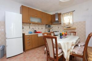 Kuchyň nebo kuchyňský kout v ubytování Apartments with a parking space Tucepi, Makarska - 2676