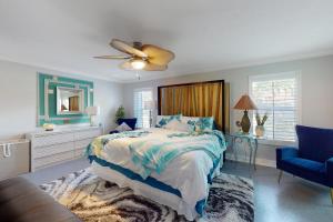 ein Schlafzimmer mit einem Bett und einem Deckenventilator in der Unterkunft Blue Sunset in Bonita Springs + 34 Fotos