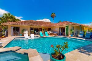 ein Swimmingpool vor einem Haus in der Unterkunft Blue Sunset in Bonita Springs