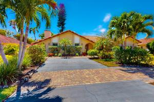ein Haus mit Palmen und einer Auffahrt in der Unterkunft Blue Sunset in Bonita Springs