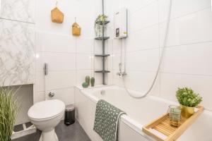 Ett badrum på Cityflat Balcony - WIFI, SmartTV, full Kitchen, Bathtub - Pottbude