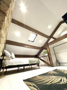 a bedroom with a bed in a room at Farsley Cottage in Farsley