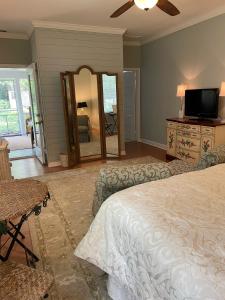 sypialnia z łóżkiem i dużym lustrem w obiekcie River House Inn w mieście Snow Hill