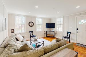 uma sala de estar com um sofá e uma mesa em Pine Whiff Beach House em Annapolis