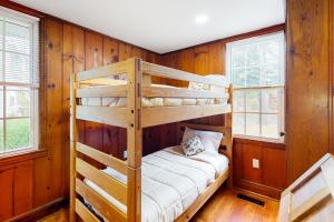 Dviaukštė lova arba lovos apgyvendinimo įstaigoje Pine Whiff Beach House